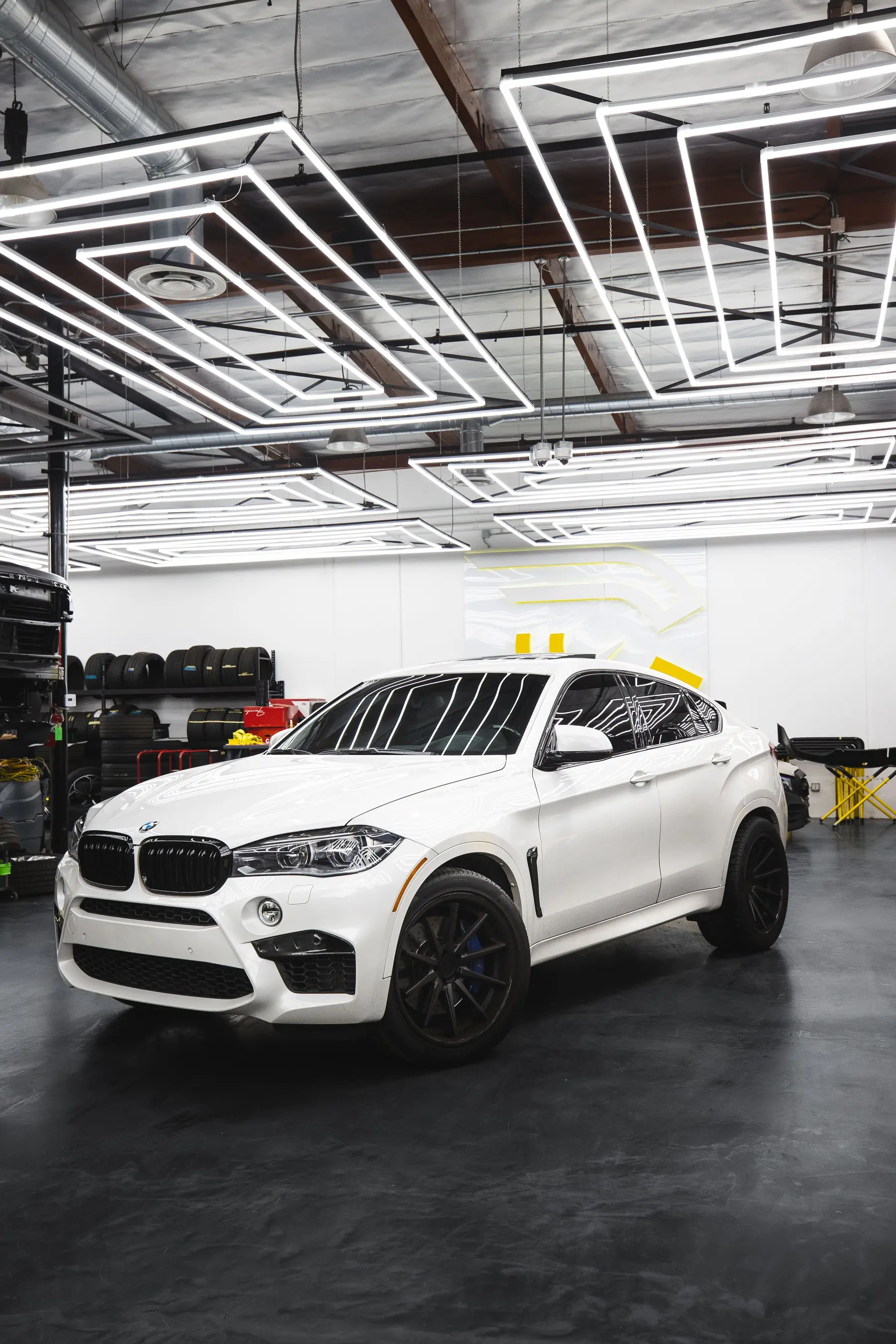 Witte BMW in een professionele werkplaats